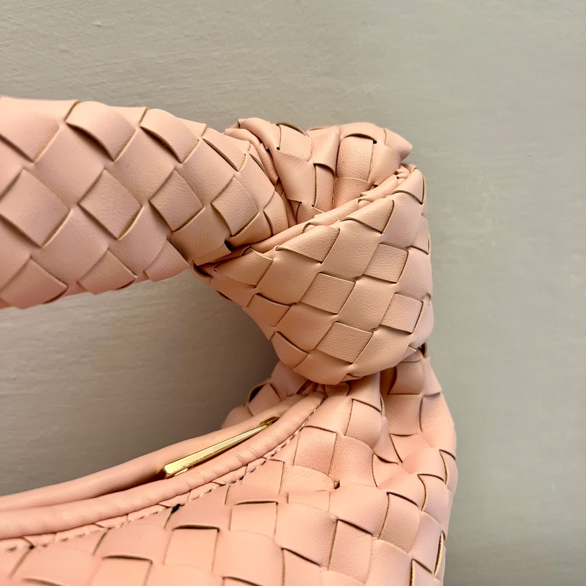 TOTE BAG IN ECOPELLE CON NODO E MOTIVO INTRECCIATO