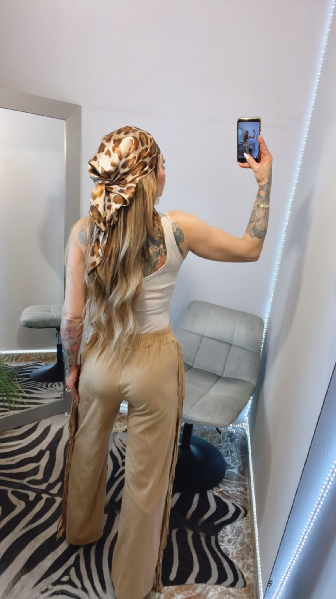PANTALONI SCAMOSCIATI CON FRANGE
