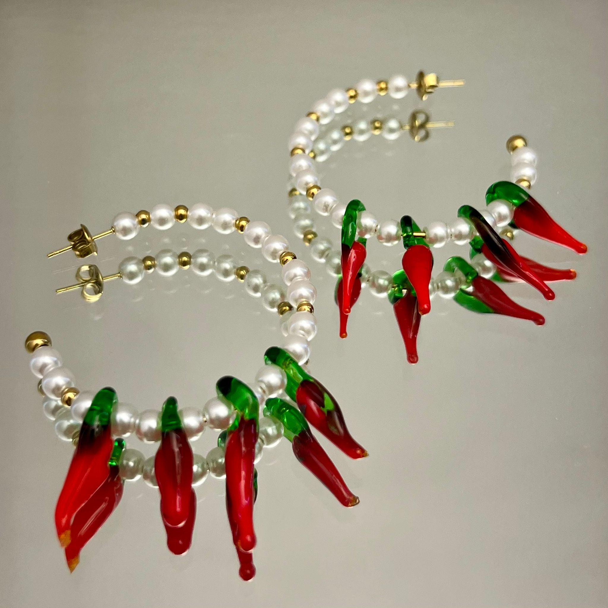 ORECCHINI A CERCHIO PERLINE E PEPERONCINI